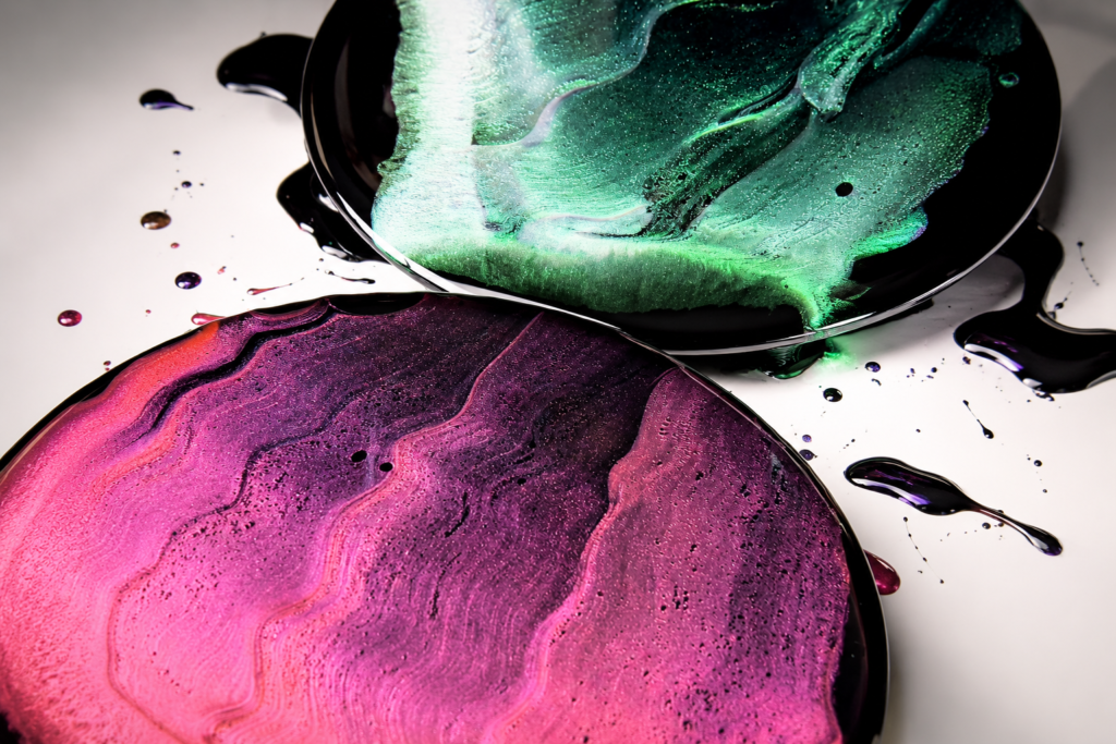 pigment-kameleon-czarne-tlo-resinvolt.jpg Pigment kameleon do żywicy na czarnym tle - efekt zmiany koloru