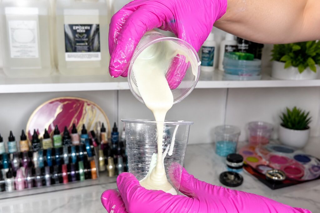 Pigment perłowy Resinvolt wymieszany z żywicą epoksydową EpoCreate